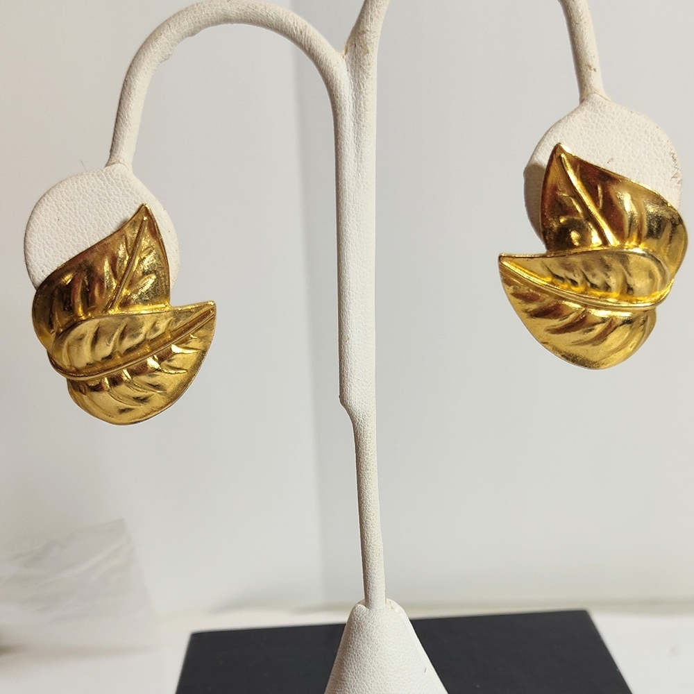 Trifari VINTAGE Gold Leaf Design Earrings With Logo EXCELLENT